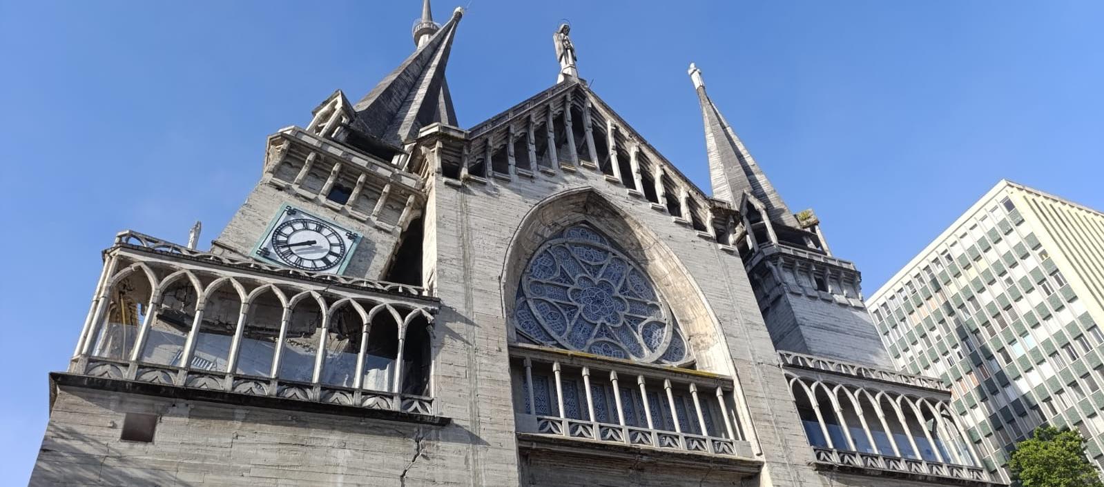 Catedral de Manizales afectada.