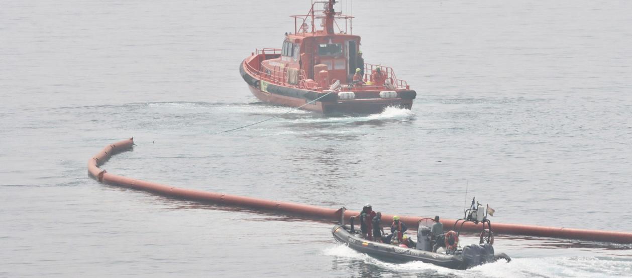 Instalación de una boya flotante para marcar el límite entre la playa del Tarajal de Ceuta y Marruecos.