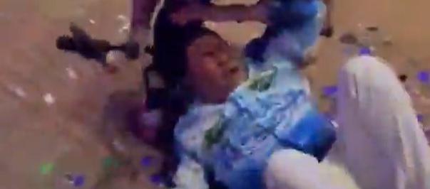 Momento de la caída del cantante Churo Díaz.