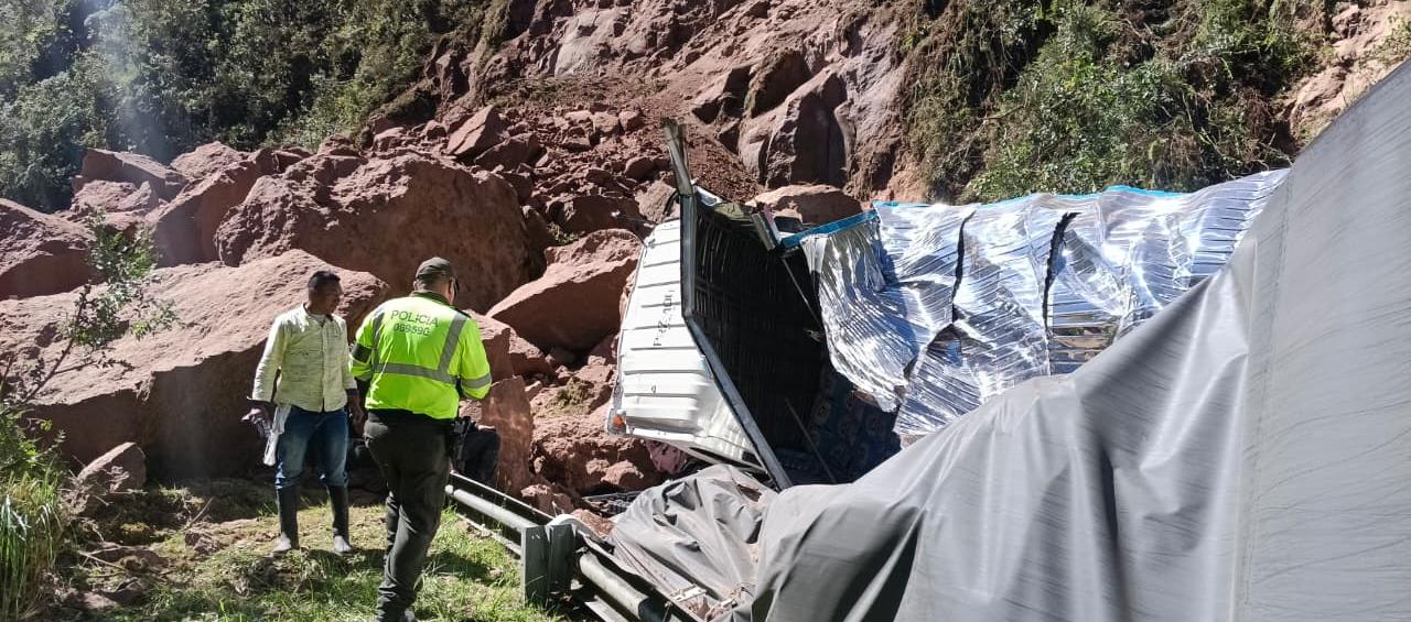 Un vehículo resultó afectado tras caída de piedras en el Valle del Cauca. 