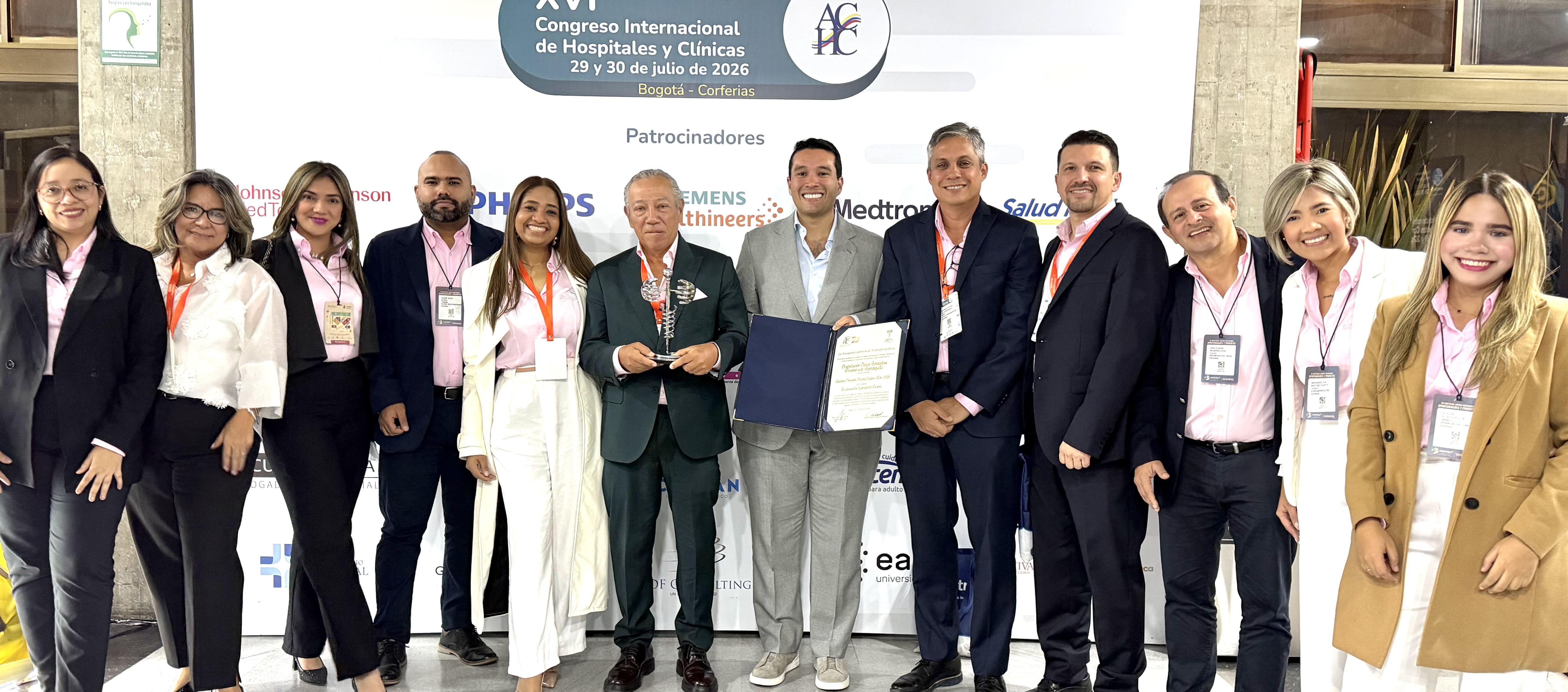 Directivos y miembros del equipo médico y administrativo que participaron en el proceso de postulación del premio. 