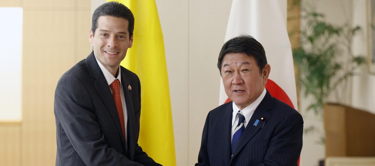 El Ministro de Comercio, Industria y Turismo, Mauricio Gómez Amín, y el Ministro de Asuntos Exteriores de Japón, Toshimitsu Motegi.