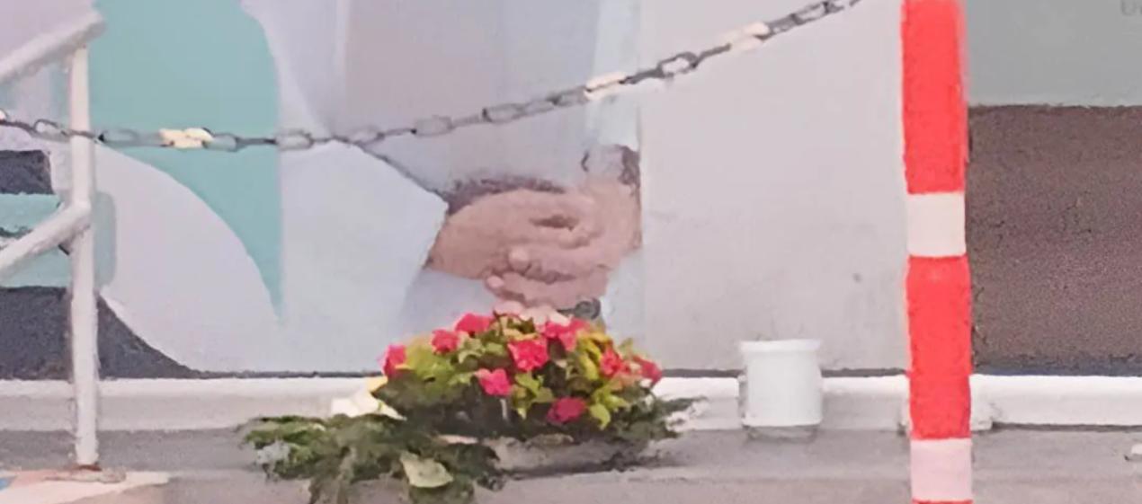 La corona fúnebre encontrada en la entrada de la entidad. 