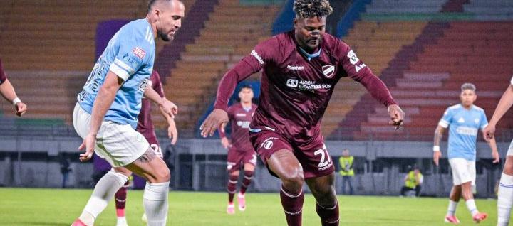 Dairon Asprilla en una jugada del partido