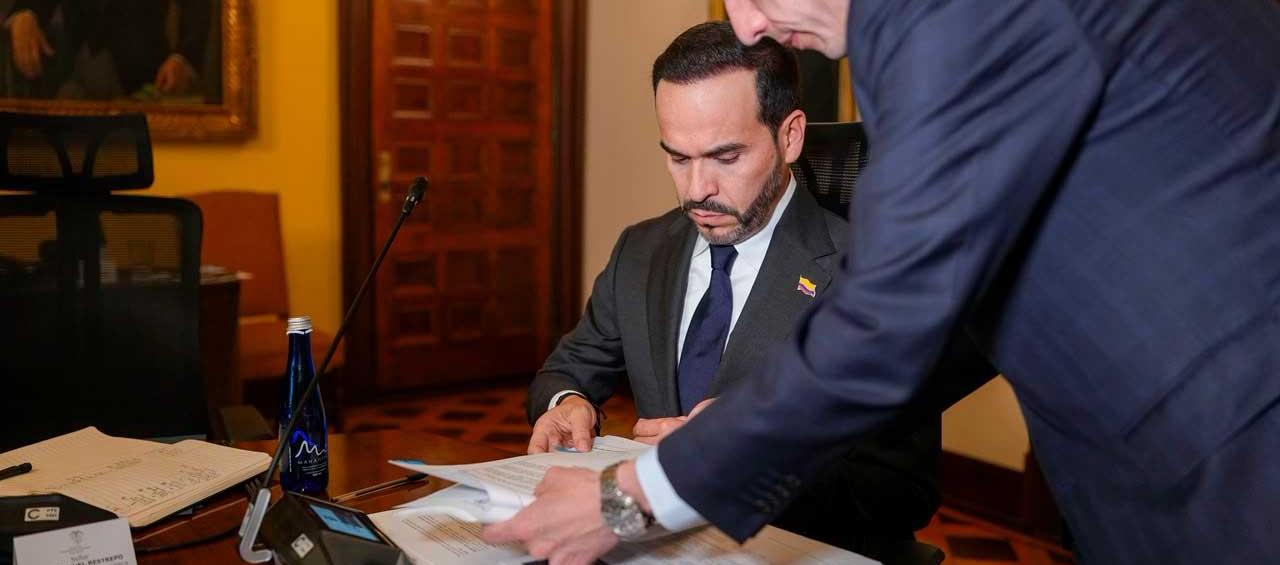 De La Espriella firmando documentos de extradición.