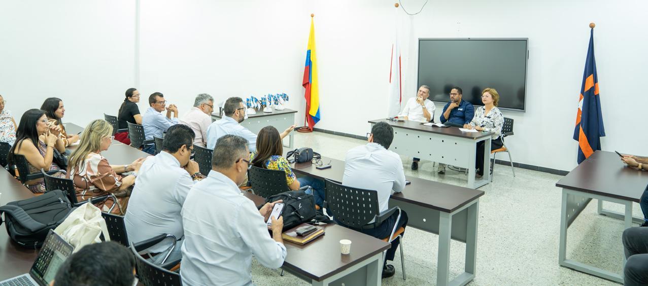Docentes y coordinadores de los programas de posgrado de Uniatlántico reunidos con el rector.