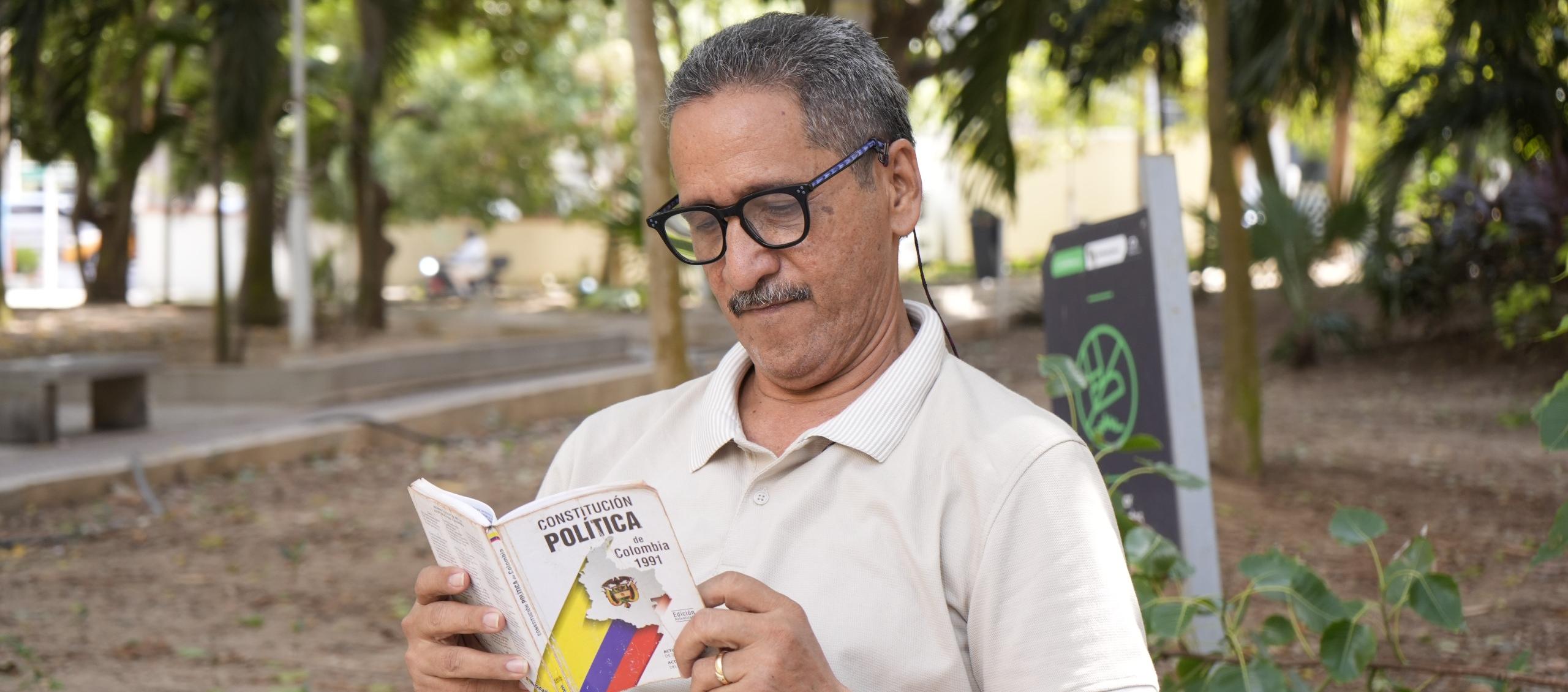 Eder Figueroa con la Constitución Política.