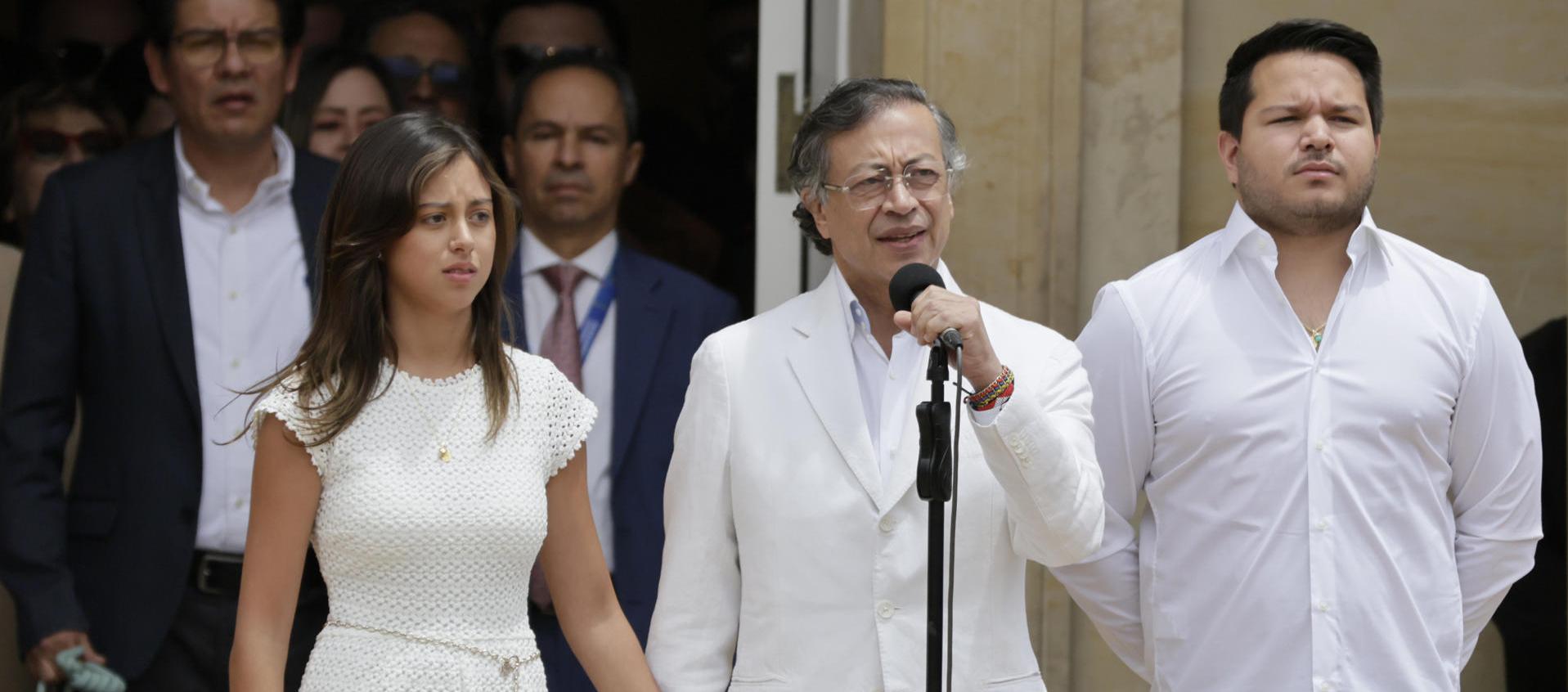 El Presidente saliente de Colombia, Gustavo Petro, saliendo de la Casa de Nariño.