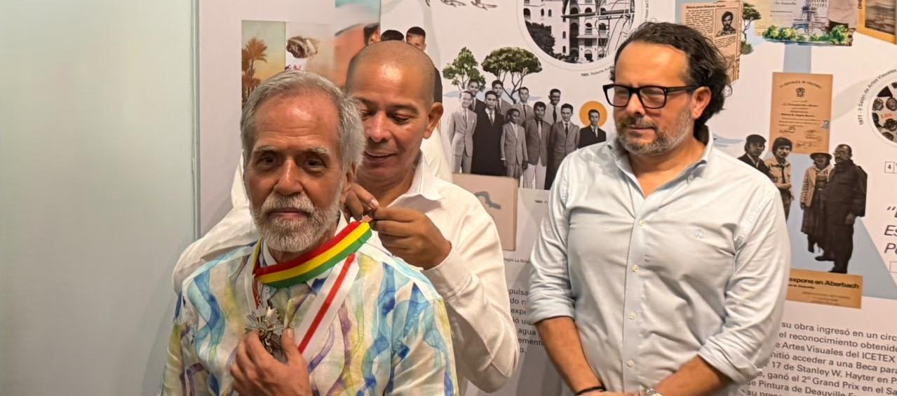 El acuarelista Roberto Angulo recibiendo la  ‘Medalla ciudad de Barranquilla’.
