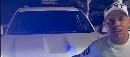El concejal Alexis Castillo con su camioneta.