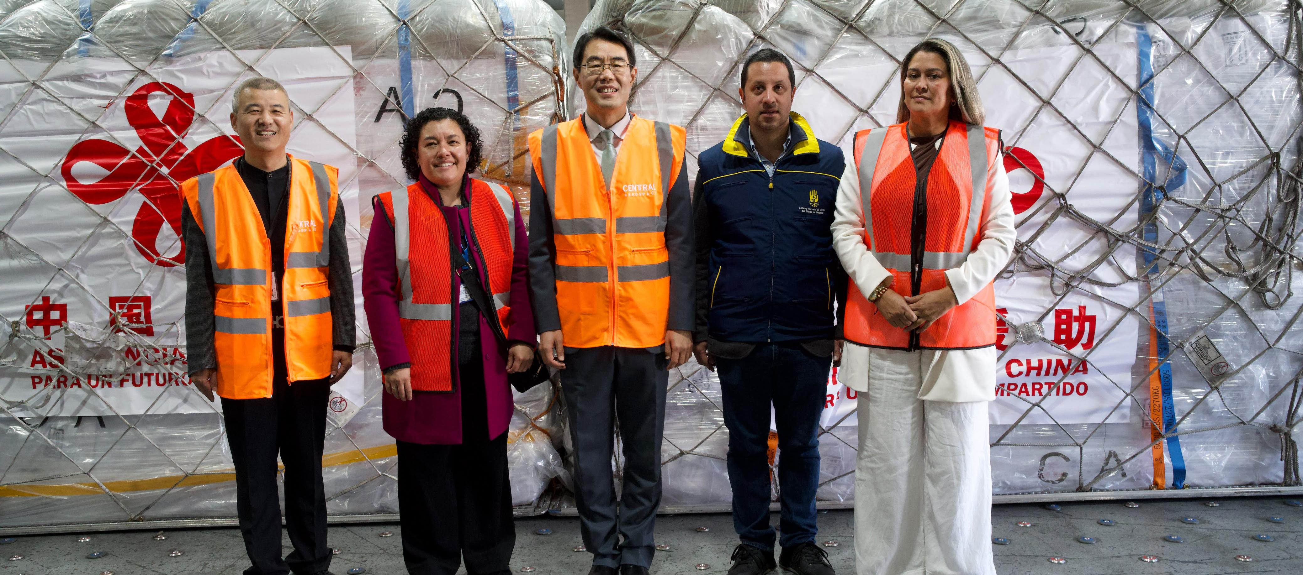 El embajador de China en Colombia, Zu Jingyang, entregando la ayuda humanitaria.