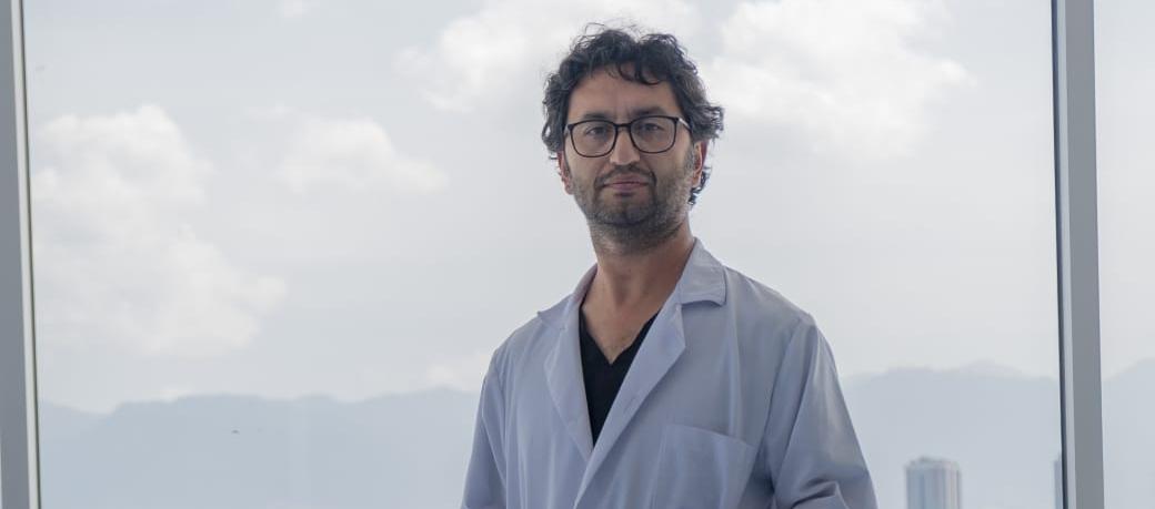 El médico Leonardo Herrera, jefe de cirugía general y autor del libro.