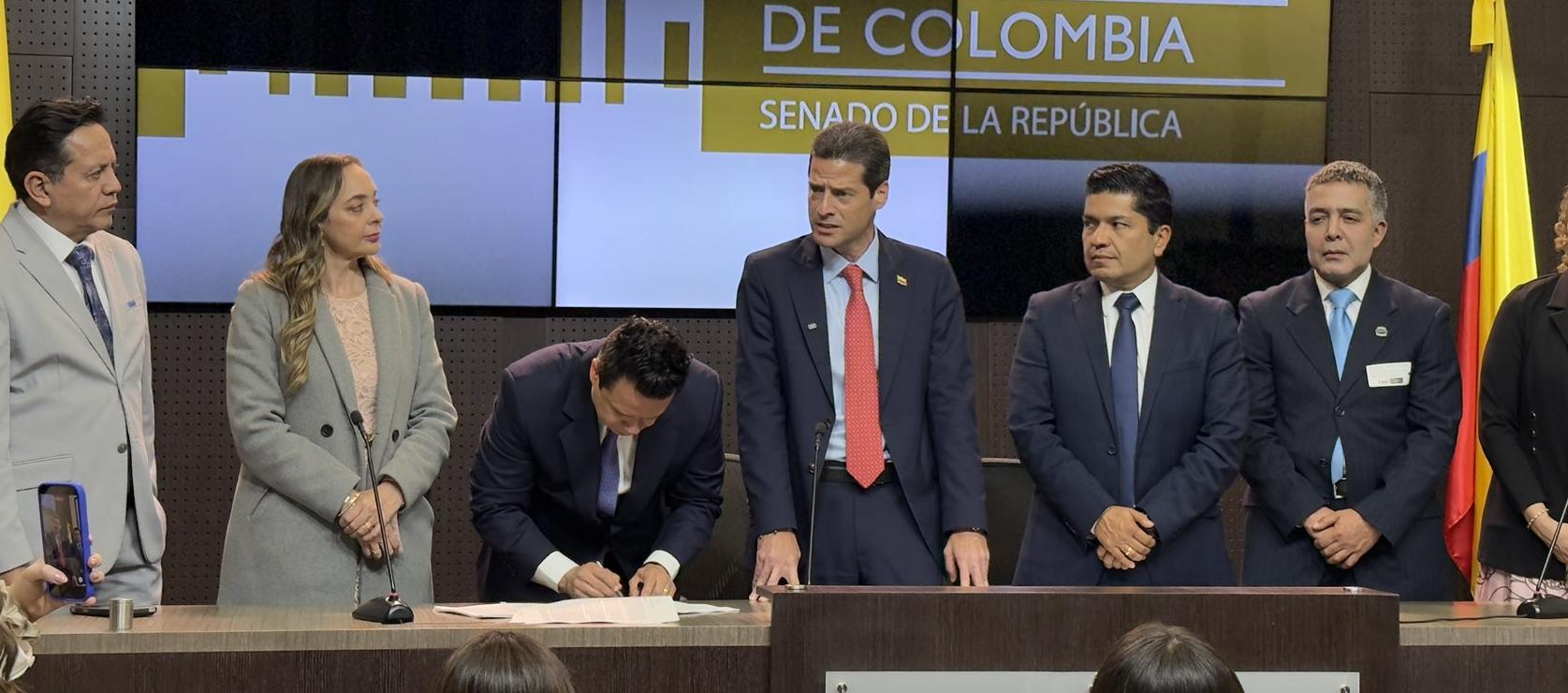 El ministro de Comercio, Mauricio Gómez, radicando el proyecto de ley.