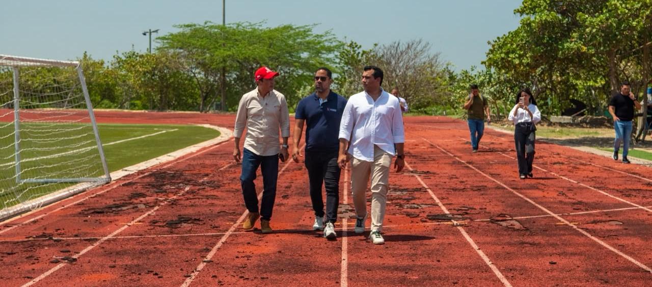 El rector en el recorrido por la pista atlética de la Universidad
