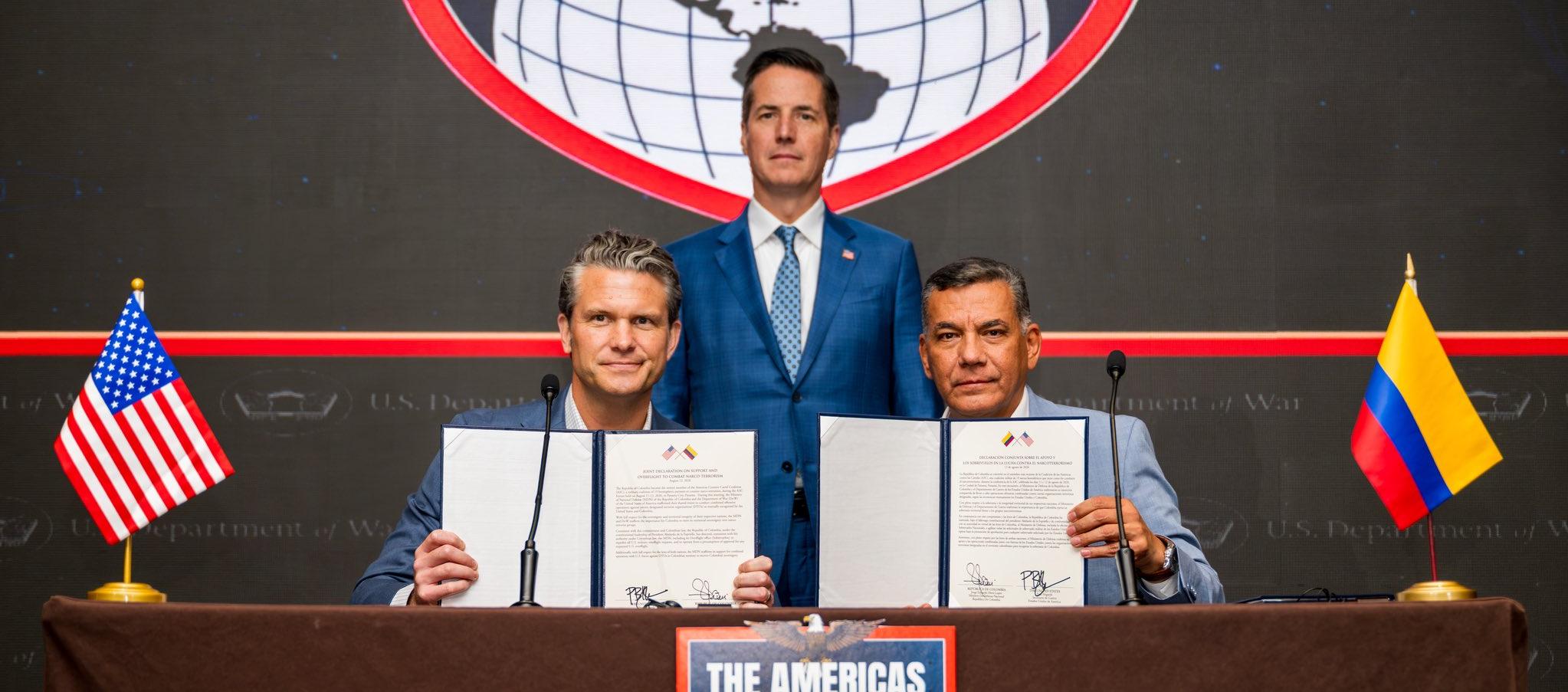 El secretario de Guerra de EE.UU_., Pete Hegseth, y ministro de Defensa, Jorge Eduardo Mora.