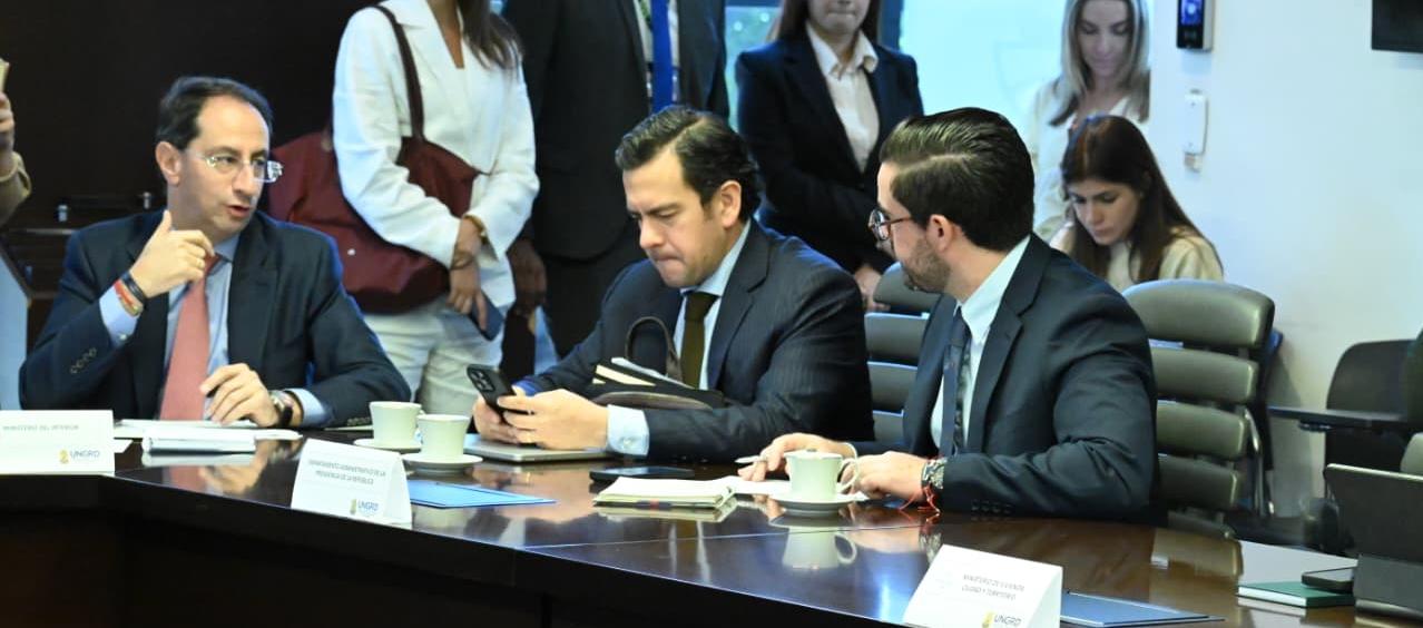 El vicepresidente José Manuel Restrepo, el ministro del Interior Rodrigo Lara, y Nicolás Gómez director del Dapre.