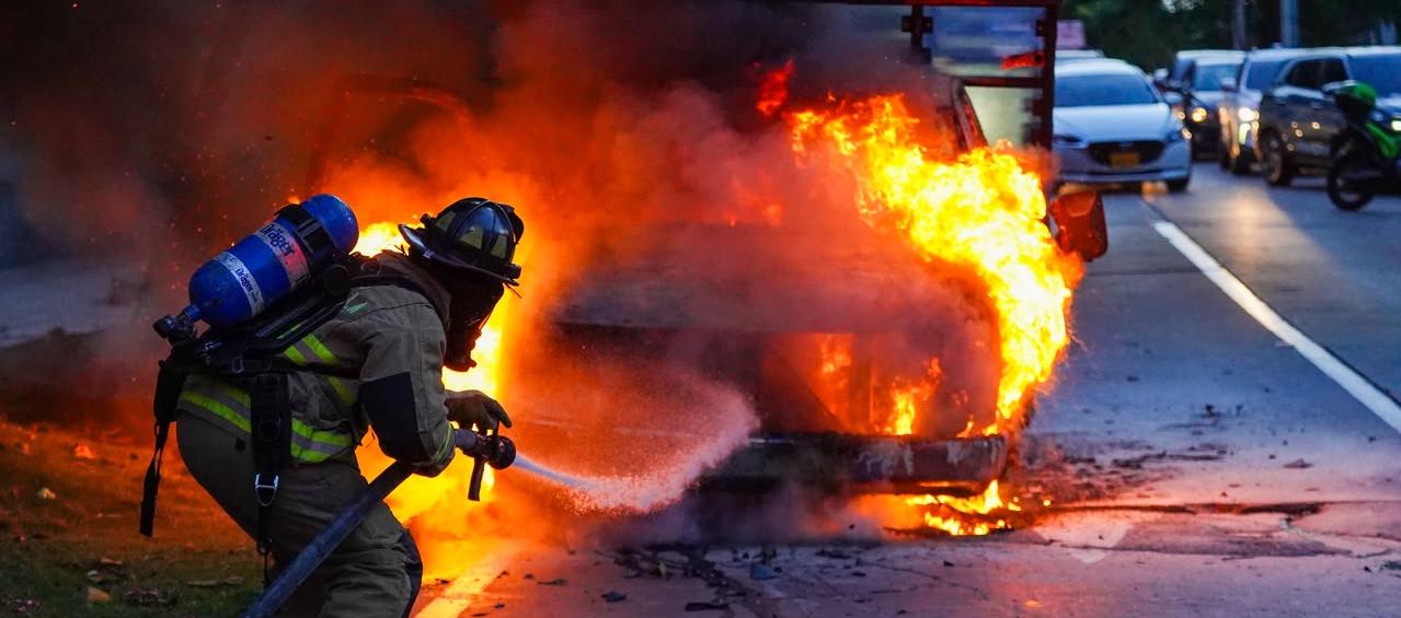 Los bomberos atendiendo la emergencia. 