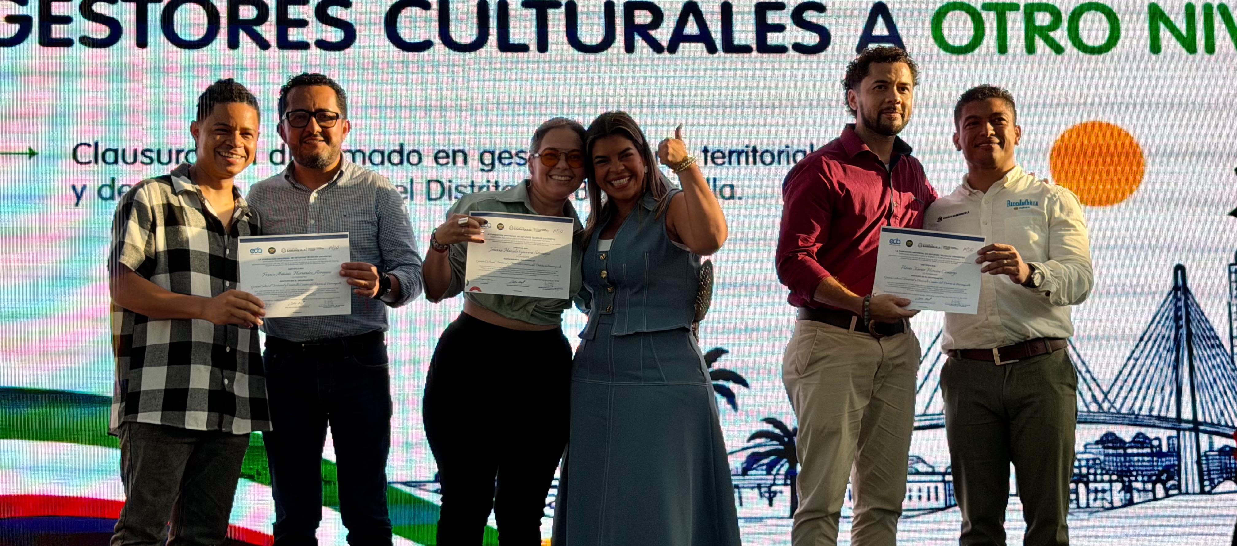 Entrega de diploma a los egresados del diplomado en Gestión cultural.