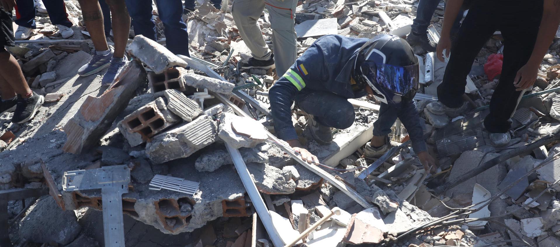 Escombros después del colpaso de un edificio en Cali.