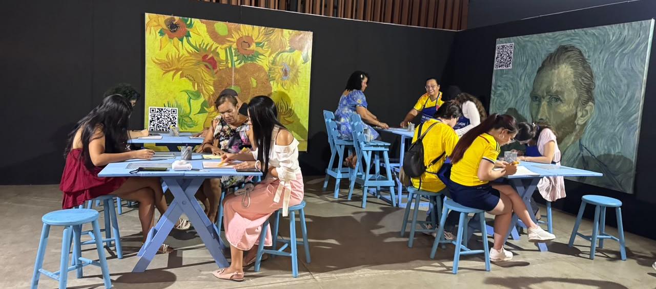  En la exposición VanGogh, los visitantes descubren 50 obras en nueve espacios temáticos ambientados.