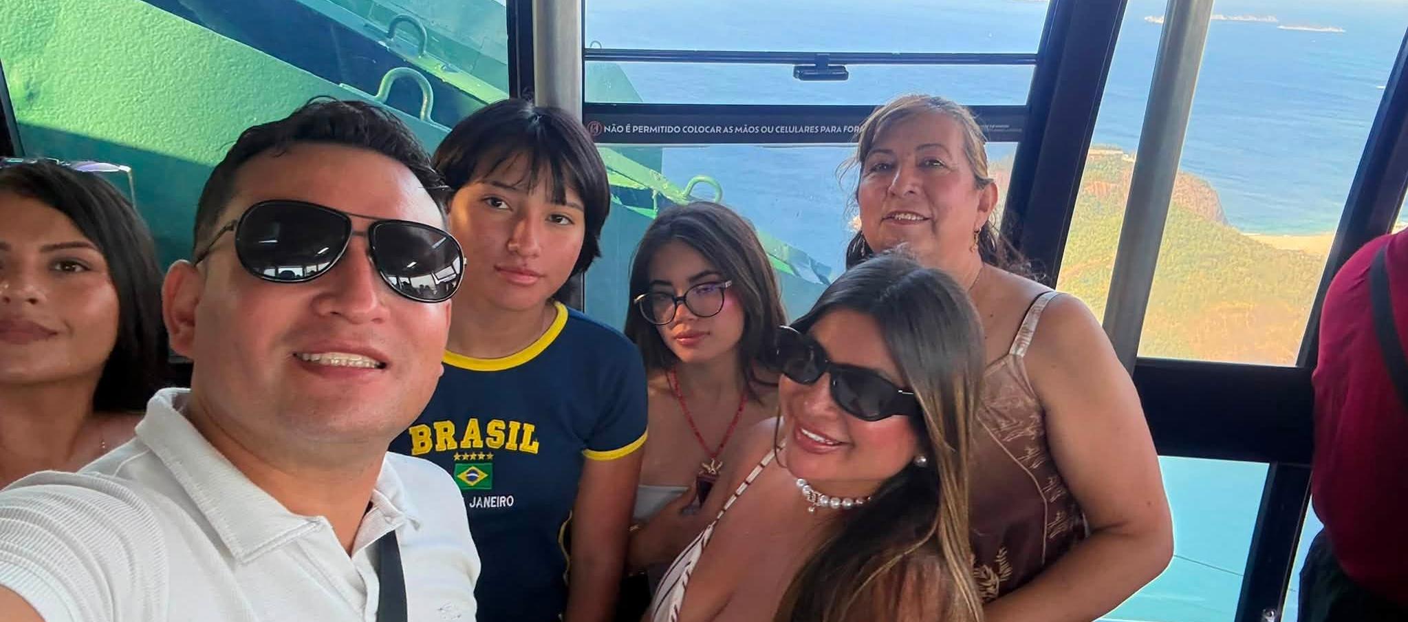 Víctor Manrique (gafas negras) escribió los familiares que perdió (las últimas tres mujeres de la derecha).