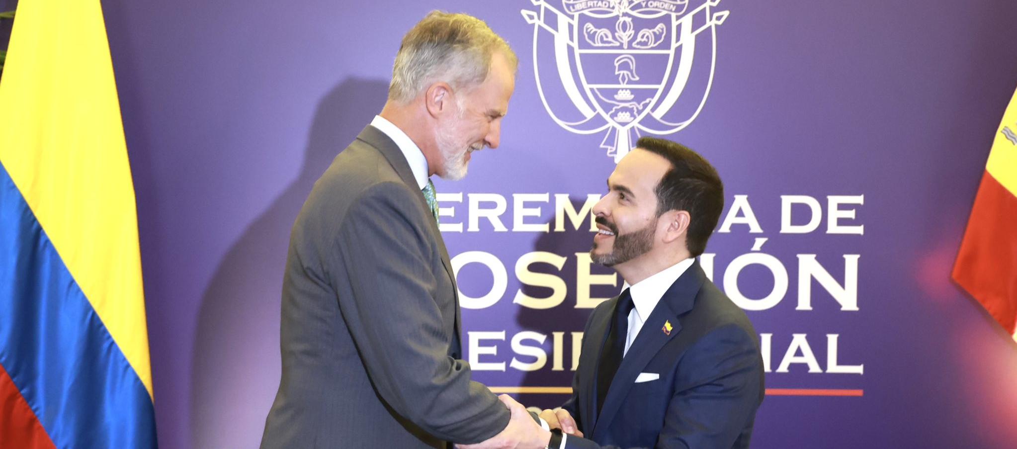 El Rey Felipe VI saluda a Abelardo De La Espriella.