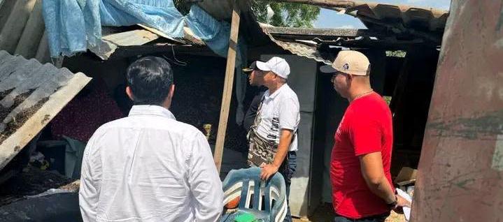 Funcionarios de la Oficina de Emergencias visitando las zonas afectadas.