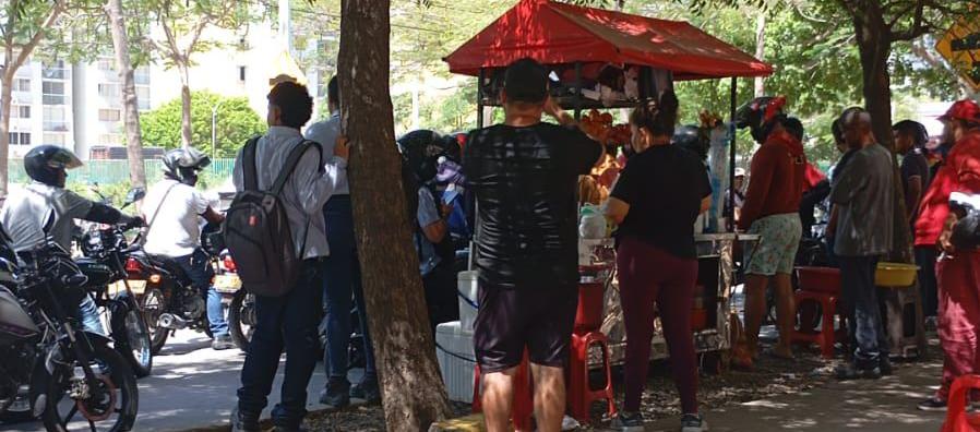 Personas aglomeradas en el sitio donde fue baleado el comerciante. 