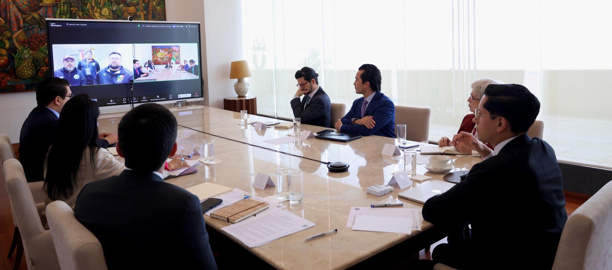 El secretario de Relaciones Exteriores, Roberto Velasco, durante una reunión con la Embajada de México en Colombia. 