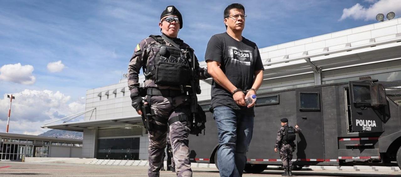 Guardias del Inpec trasladando a uno de los 117 presos 