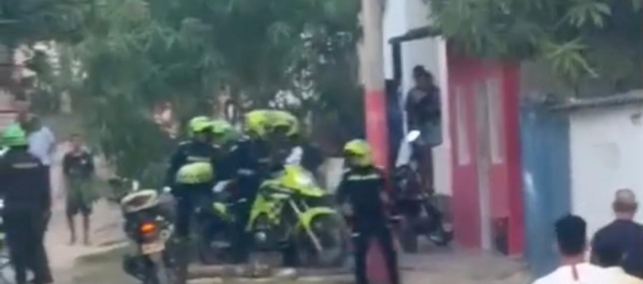 Momento en que capturan a un presunto responsable. 
