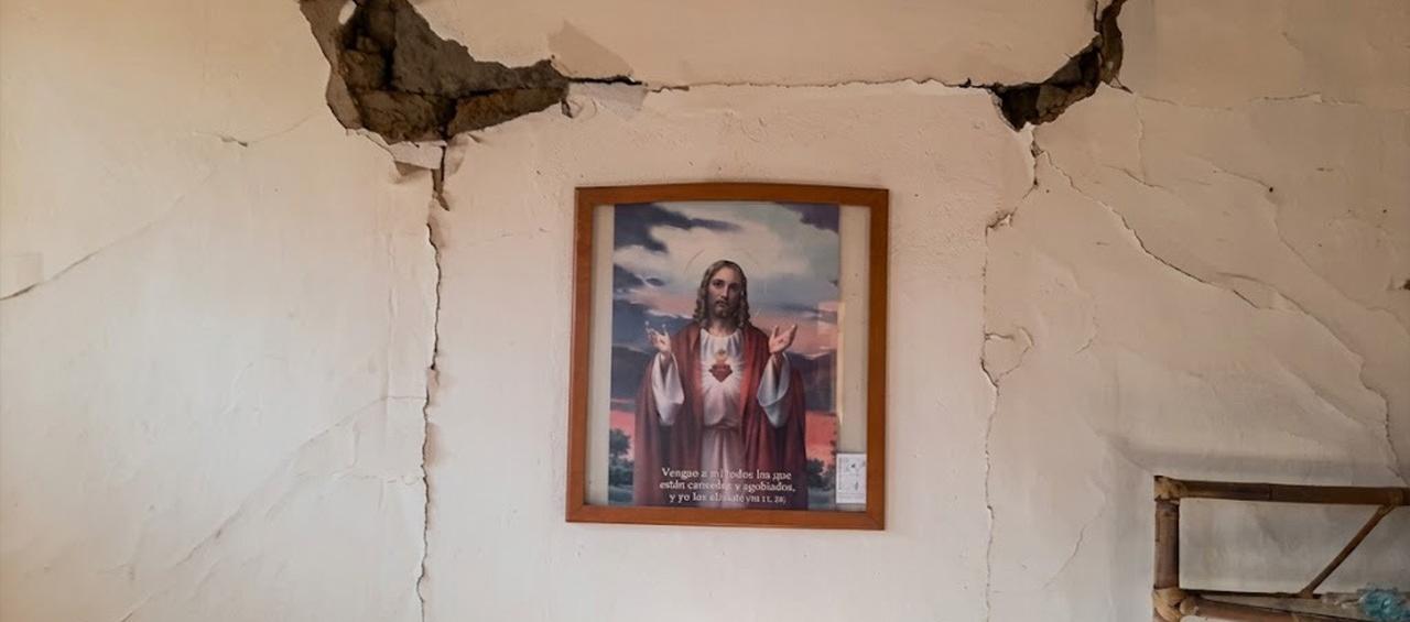 Imagen de una casa destruida por el terremoto en Colombia