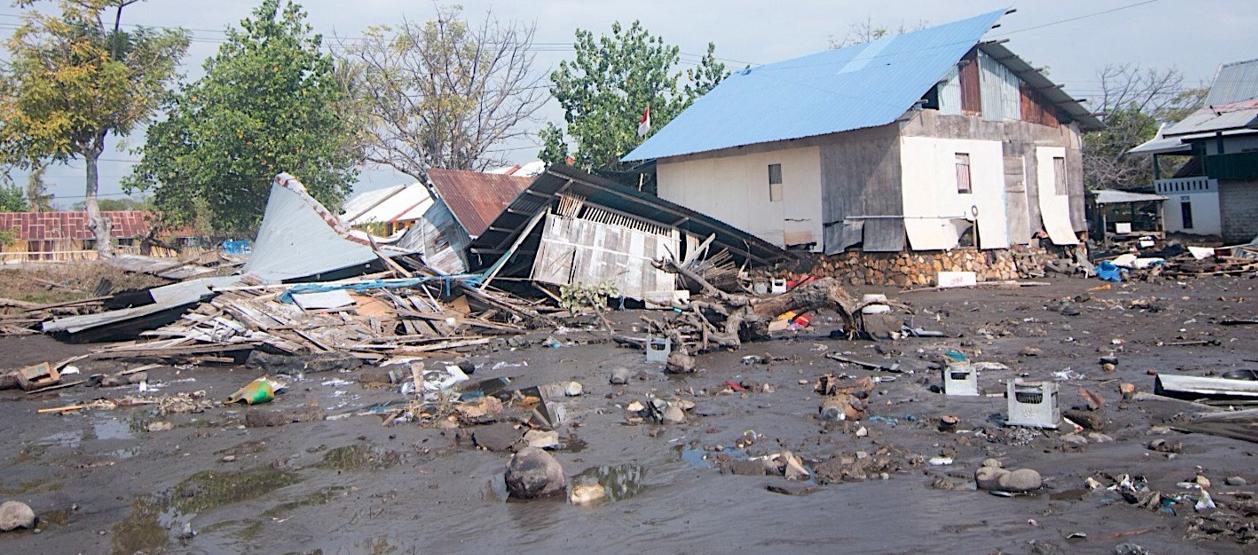 Una casa dañada tras un terremoto de magnitud 7,7 en Mbay.