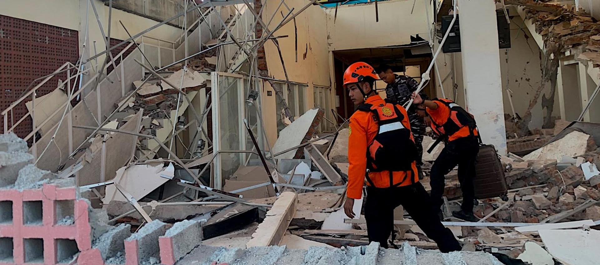 Rescatistas buscando víctimas tras un terremoto de magnitud 7,7.