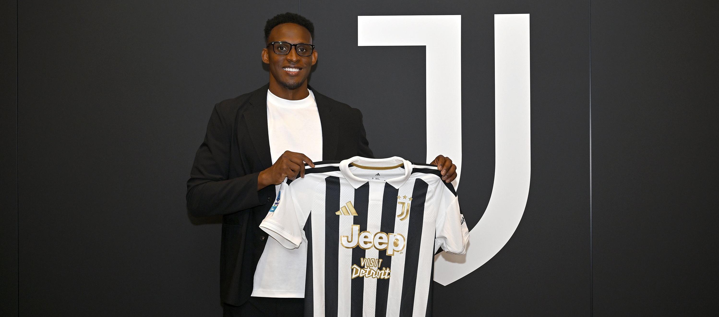 Jhon Lucumí con la camiseta de la Juventus.