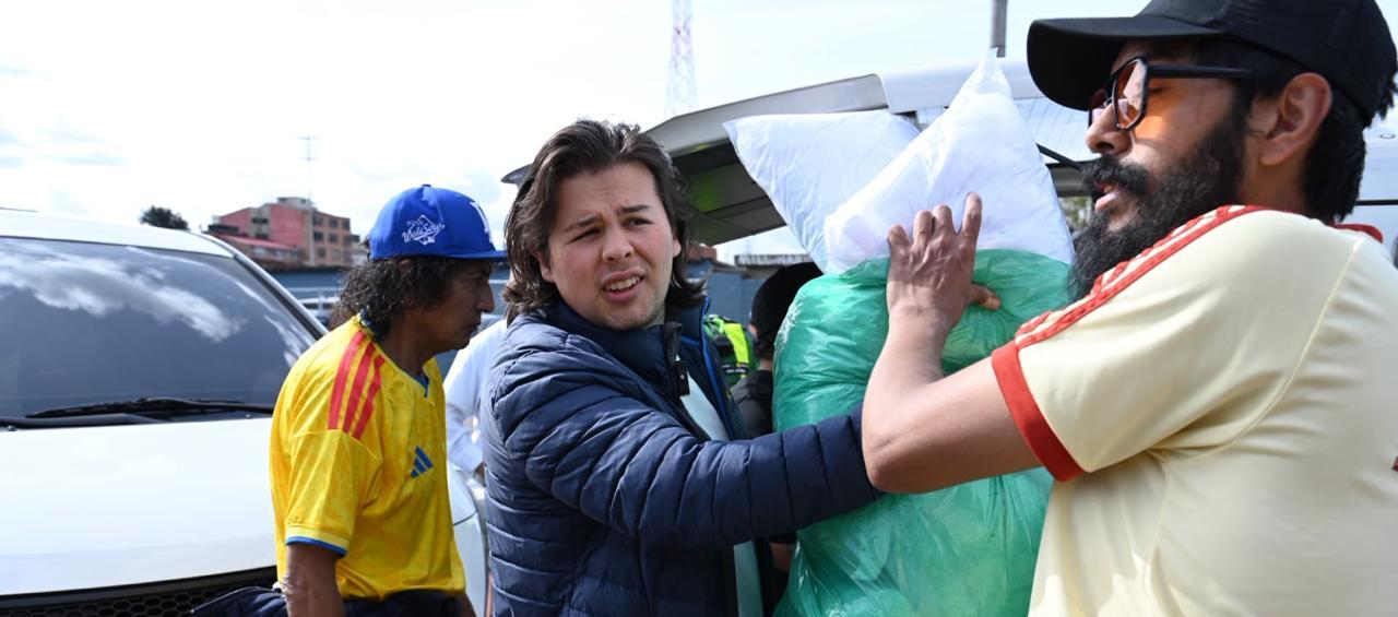Jorge Barón Jr durante la entrega de ayudas en el centro de acopio de El Campín.