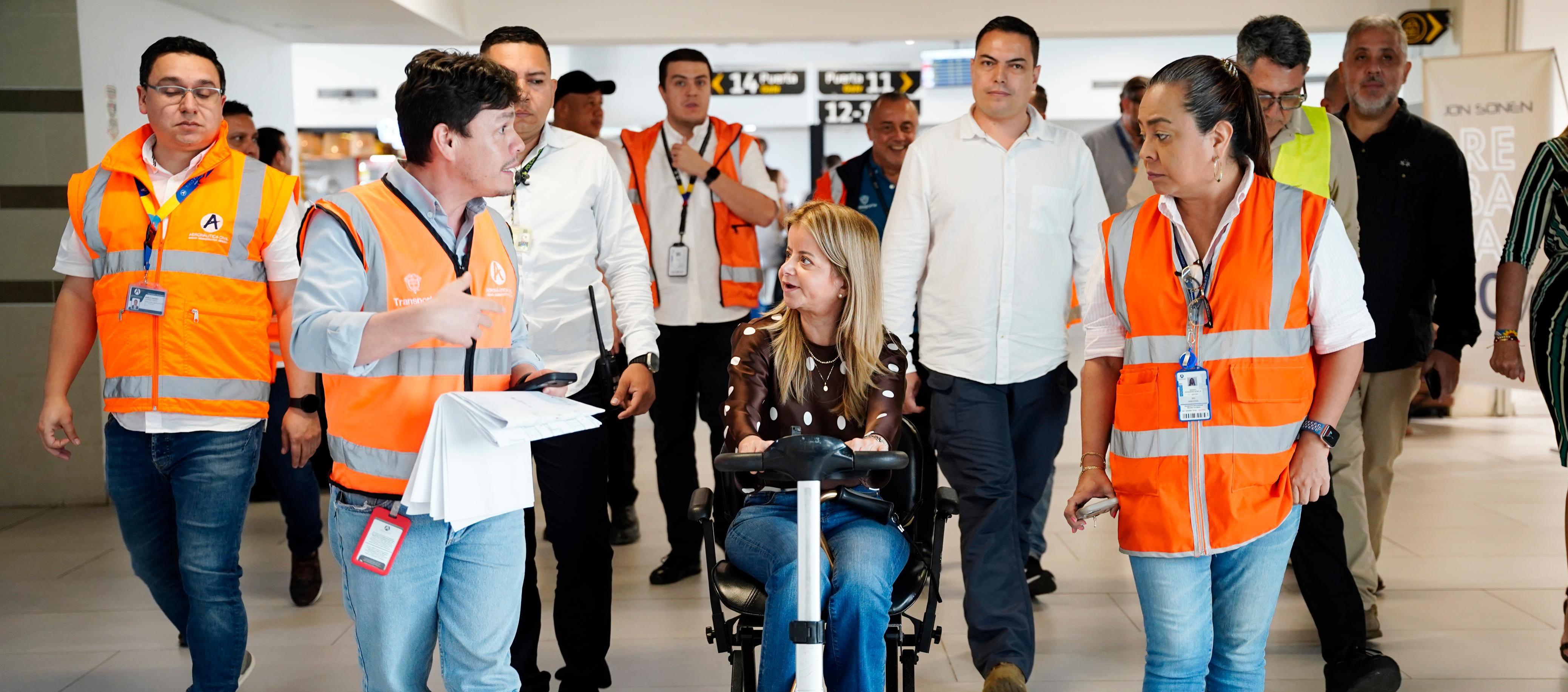 La Ministra de Transporte en el Cortissoz con el director de la Aerocivil