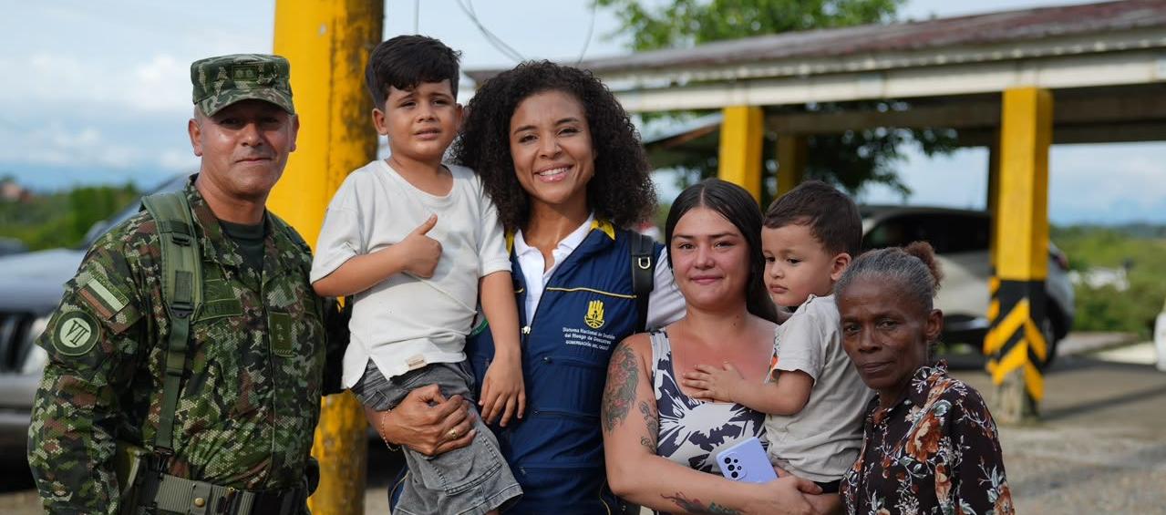 La Gobernadora de Chocó, Nubia Carolina Córdoba-Curi, junto a la última familia que estaban buscando.