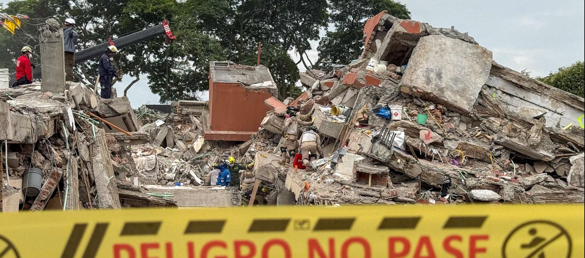 Labores de búsqueda en los escombros del edificio Torres del Limonar, en Cali.