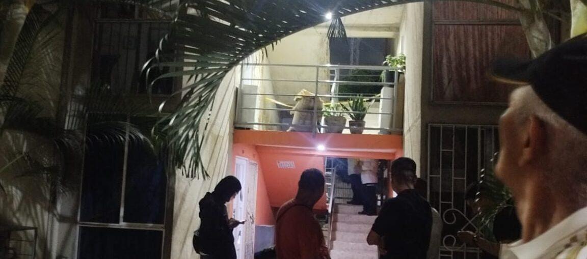 La Policía acordonó el área para la inspección del cuerpo del hombre. 