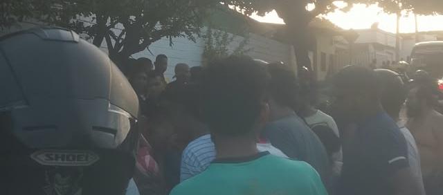 Las personas se aglomeraron en el lugar donde quedó el cuerpo de la víctima. 