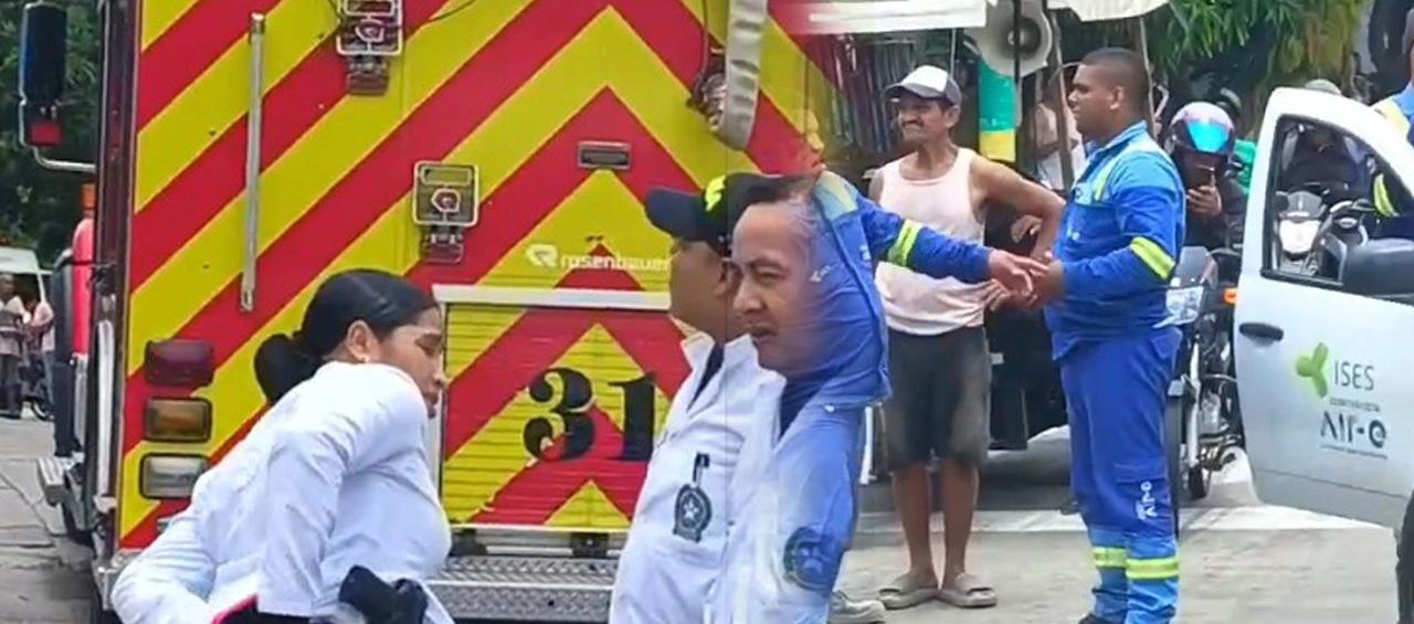 La Sijin, Bomberos y una cuadrilla de la empresa Air-e hicieron presencia en el lugar del suceso. 