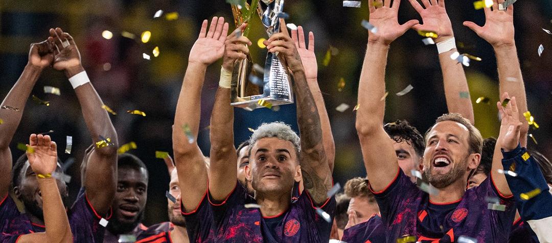 Luis Díaz alzando la Supercopa de Alemania.