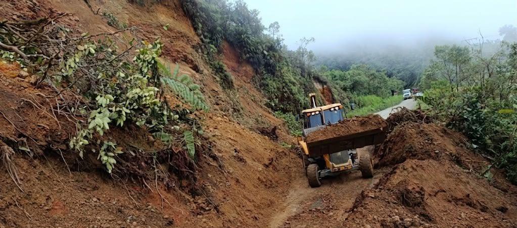 Maquinaria amarilla trabajando sobre la vía.