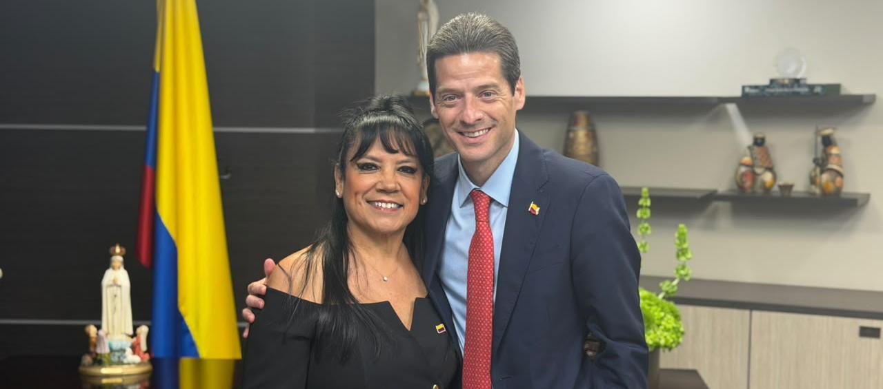 La superintendente de Industria y Comercio, María Rocío Cortés Vargas, y el Ministro de Comercio, Industria y Turismo, Mauricio Gómez Amín.