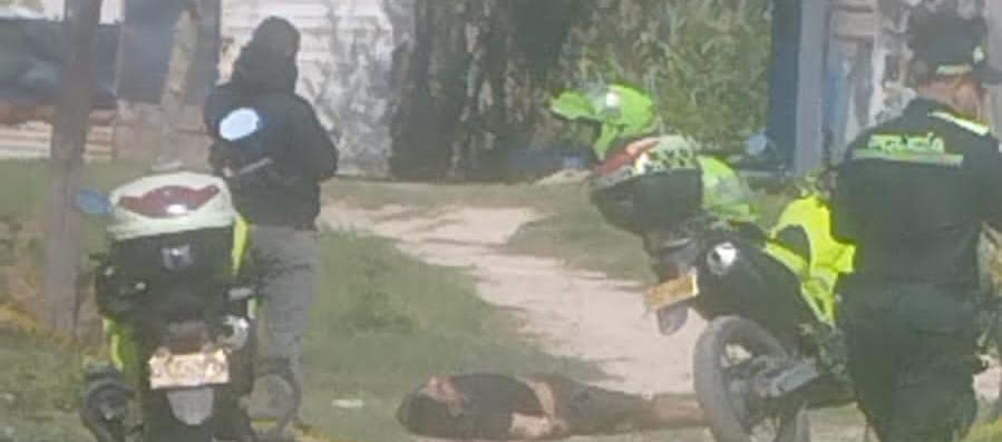 La Policía acordonó el área donde quedó el cuerpo de la víctima.