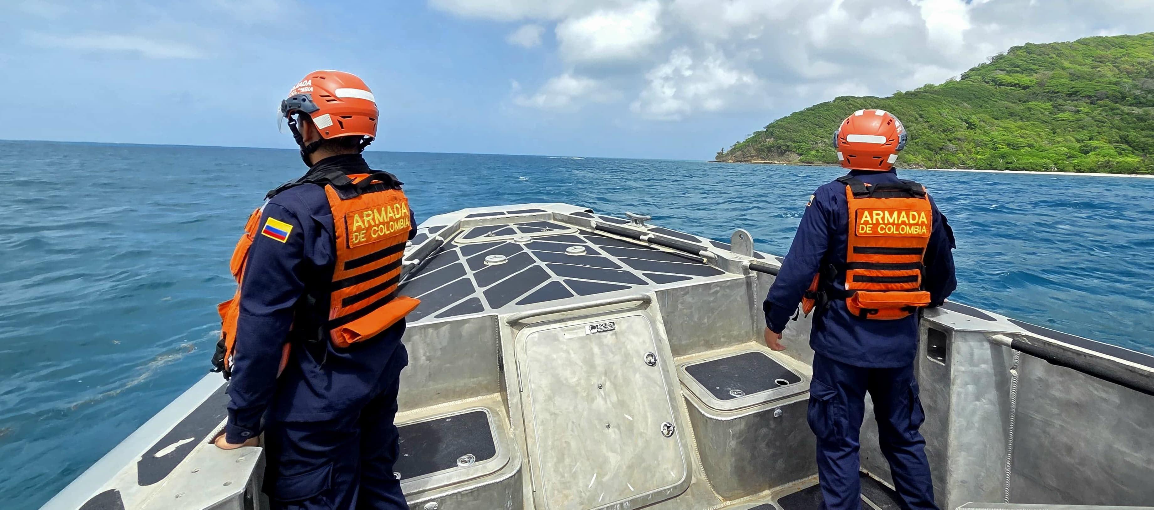 Miembros de la Armada durante las labores de búsqueda en Providencia.