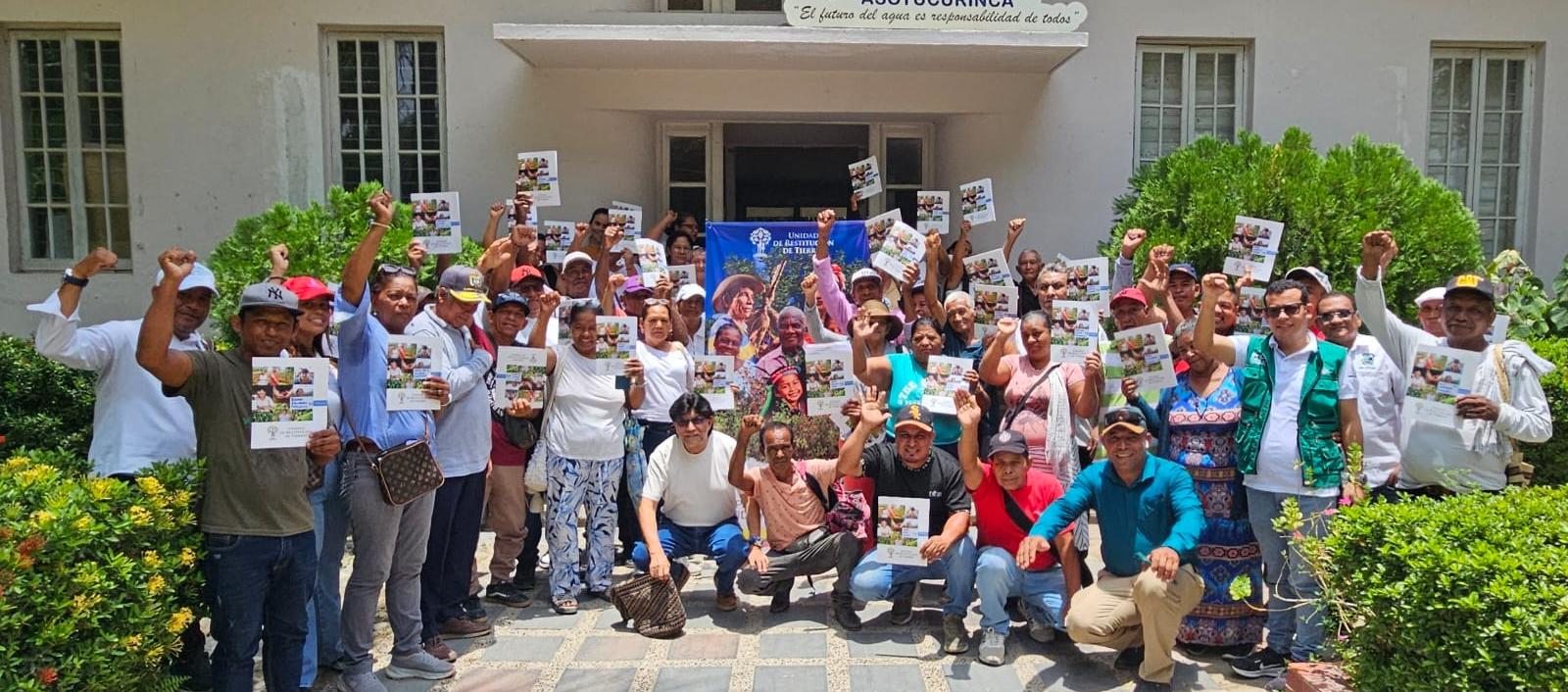 Miembros de la Asociación de Usuarios Campesinos Retornados a las Franciscas.