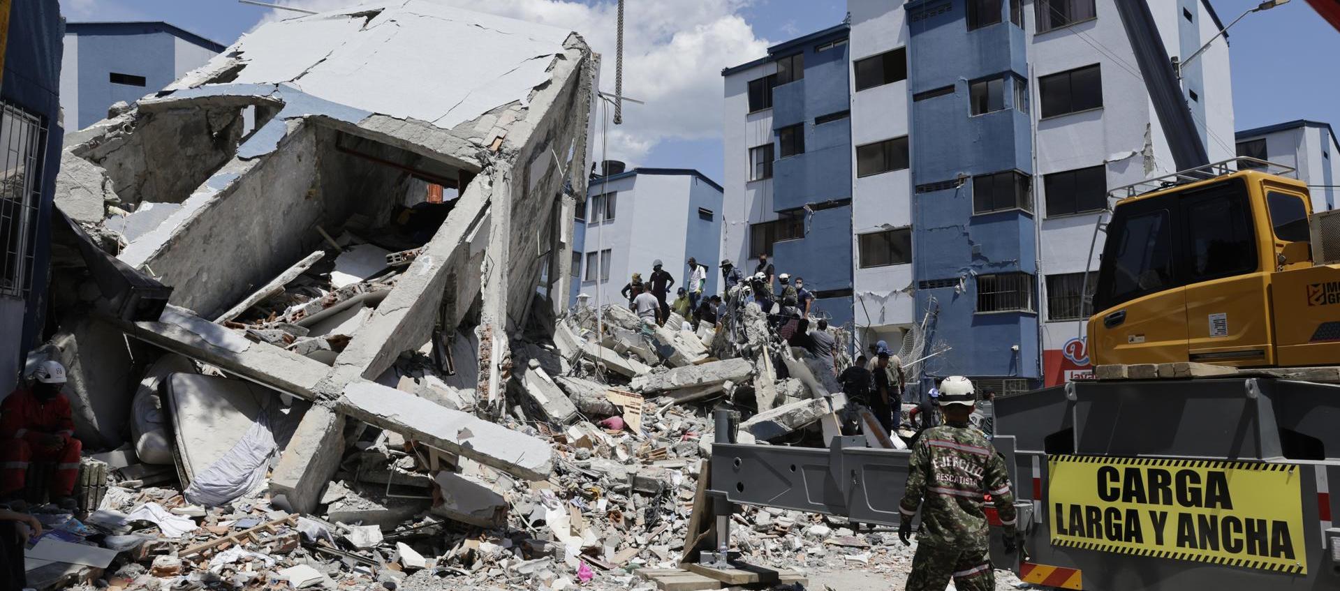 Miembros del Ejército realizan una operación de rescate en los escombros de un edificio.