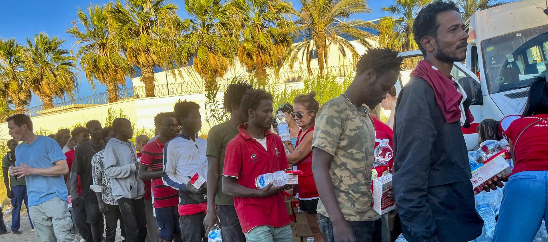 Los migrantes que aún no han retornado a Marruecos, viven en las calles de la ciudad.